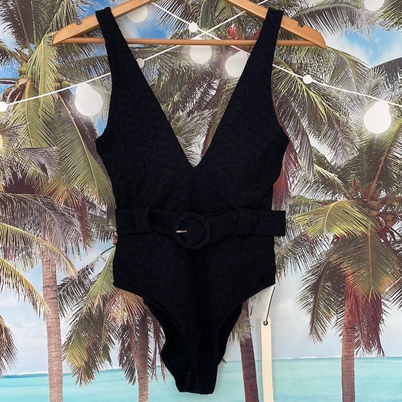 ❌SOLD ❌JONATHAN SIMKHAI
Seaton Lace Up One-Piece Swimsuit - Picture 7 of 11